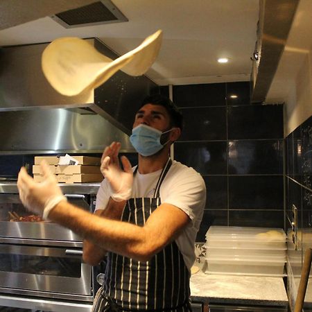 Отель The Pembroke Arms Wilton  Экстерьер фото