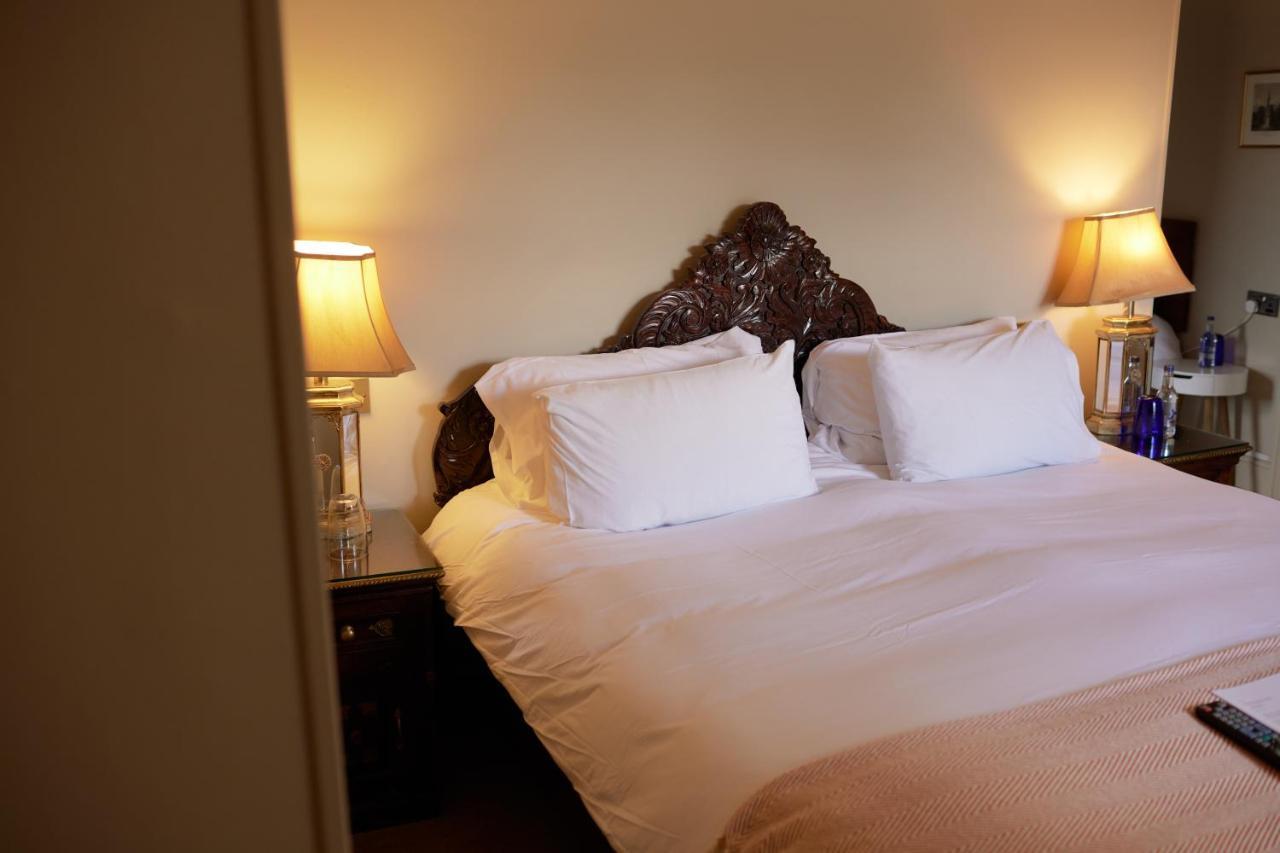 Отель The Pembroke Arms Wilton  Экстерьер фото