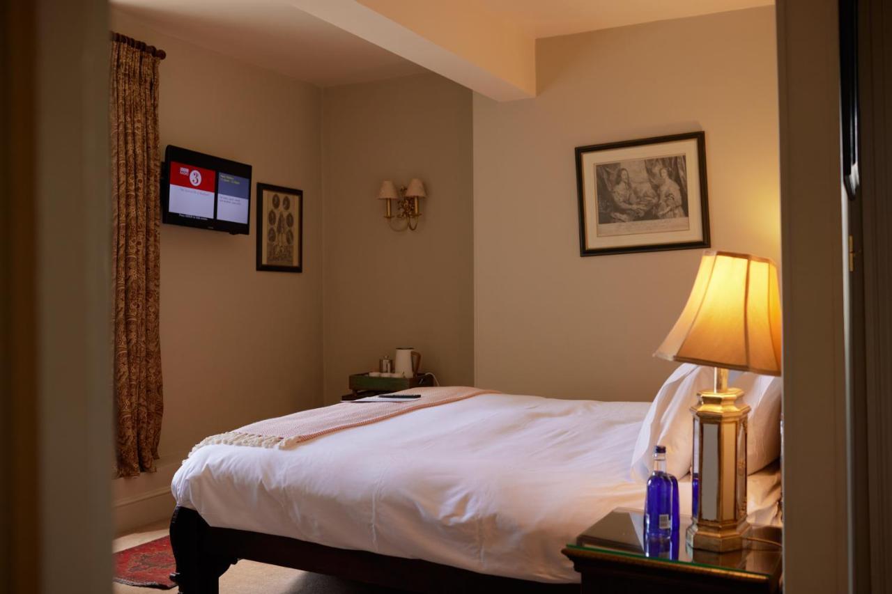 Отель The Pembroke Arms Wilton  Экстерьер фото