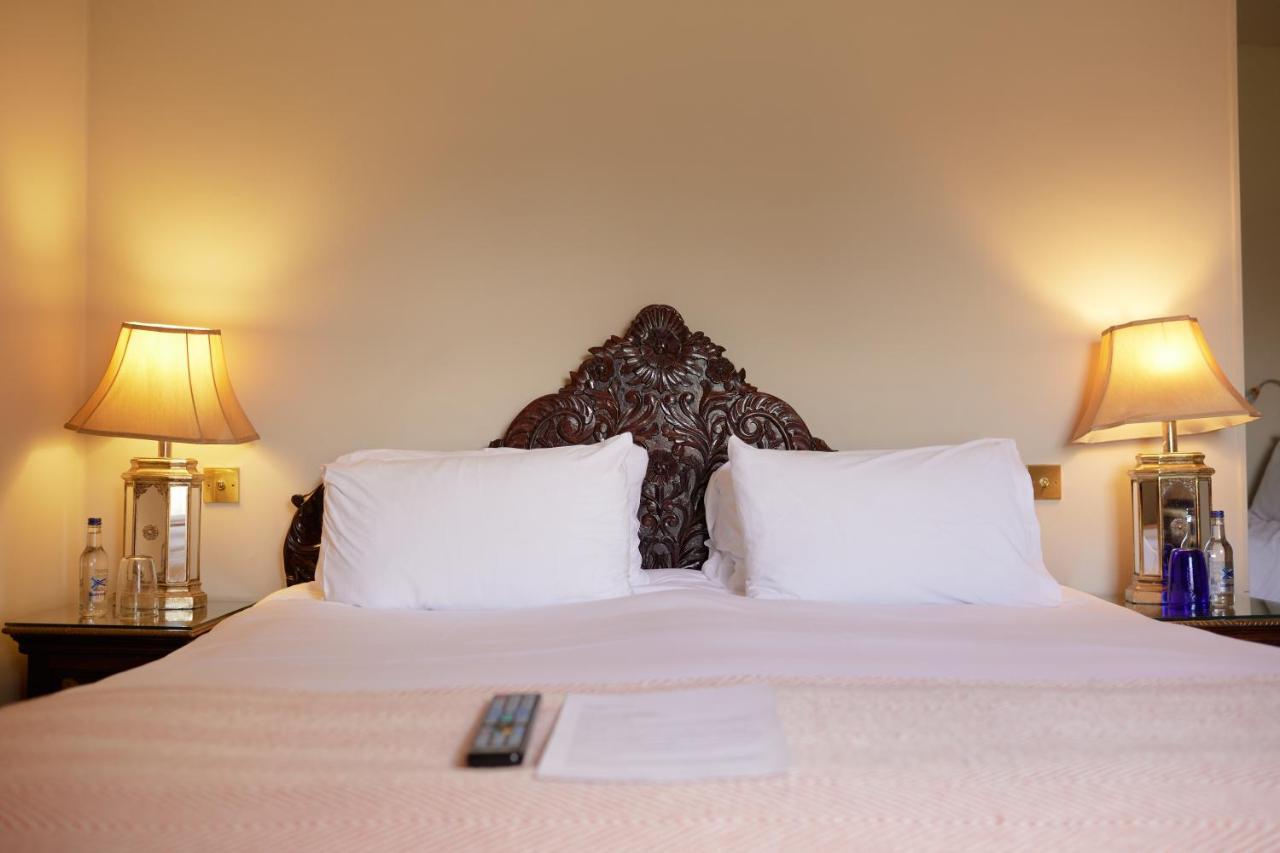 Отель The Pembroke Arms Wilton  Экстерьер фото