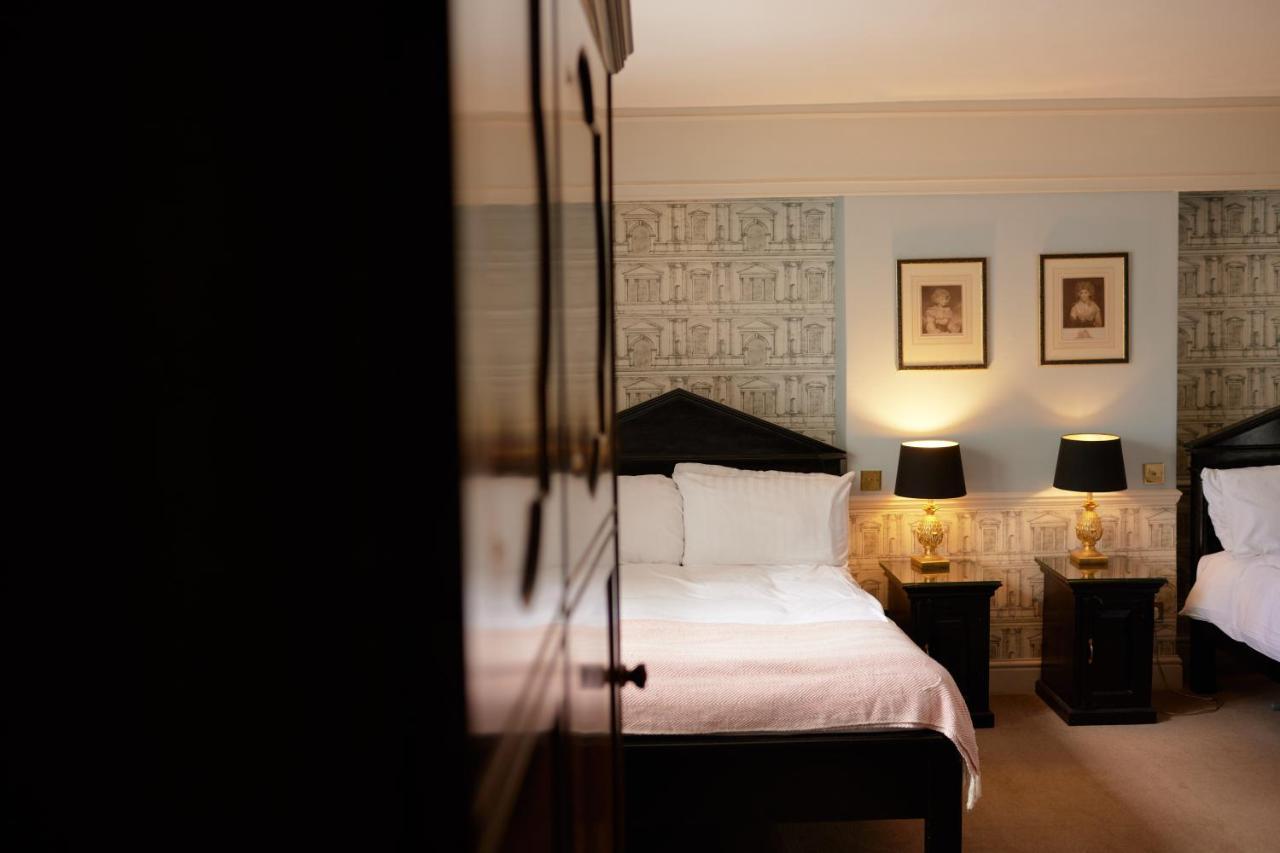 Отель The Pembroke Arms Wilton  Экстерьер фото