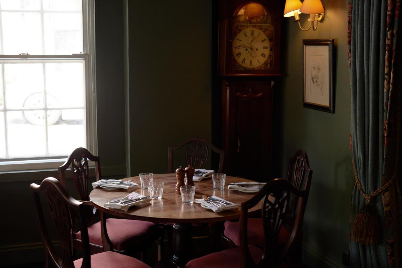 Отель The Pembroke Arms Wilton  Экстерьер фото
