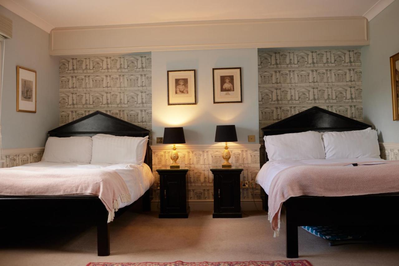 Отель The Pembroke Arms Wilton  Экстерьер фото