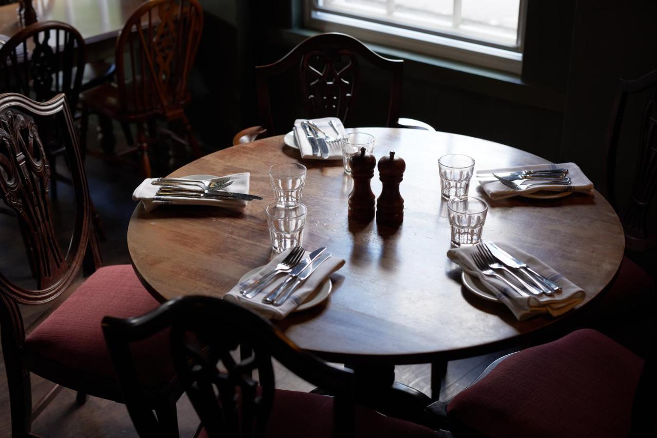 Отель The Pembroke Arms Wilton  Экстерьер фото