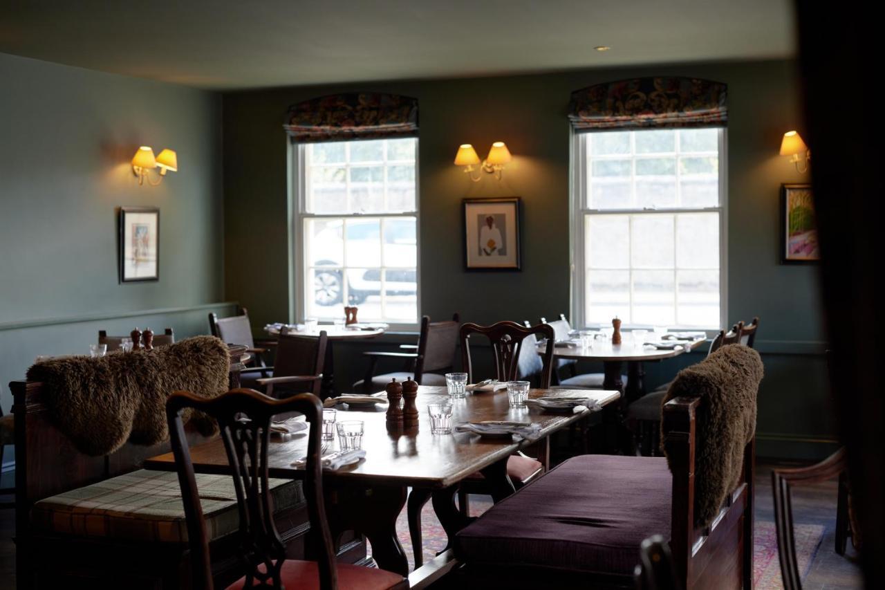 Отель The Pembroke Arms Wilton  Экстерьер фото
