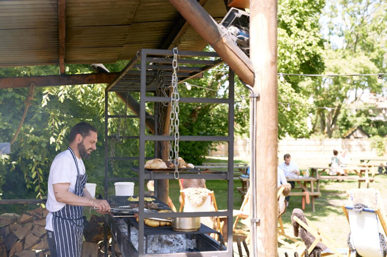 Отель The Pembroke Arms Wilton  Экстерьер фото