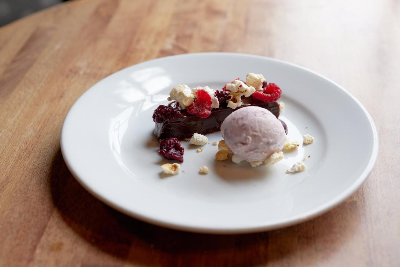 Отель The Pembroke Arms Wilton  Экстерьер фото