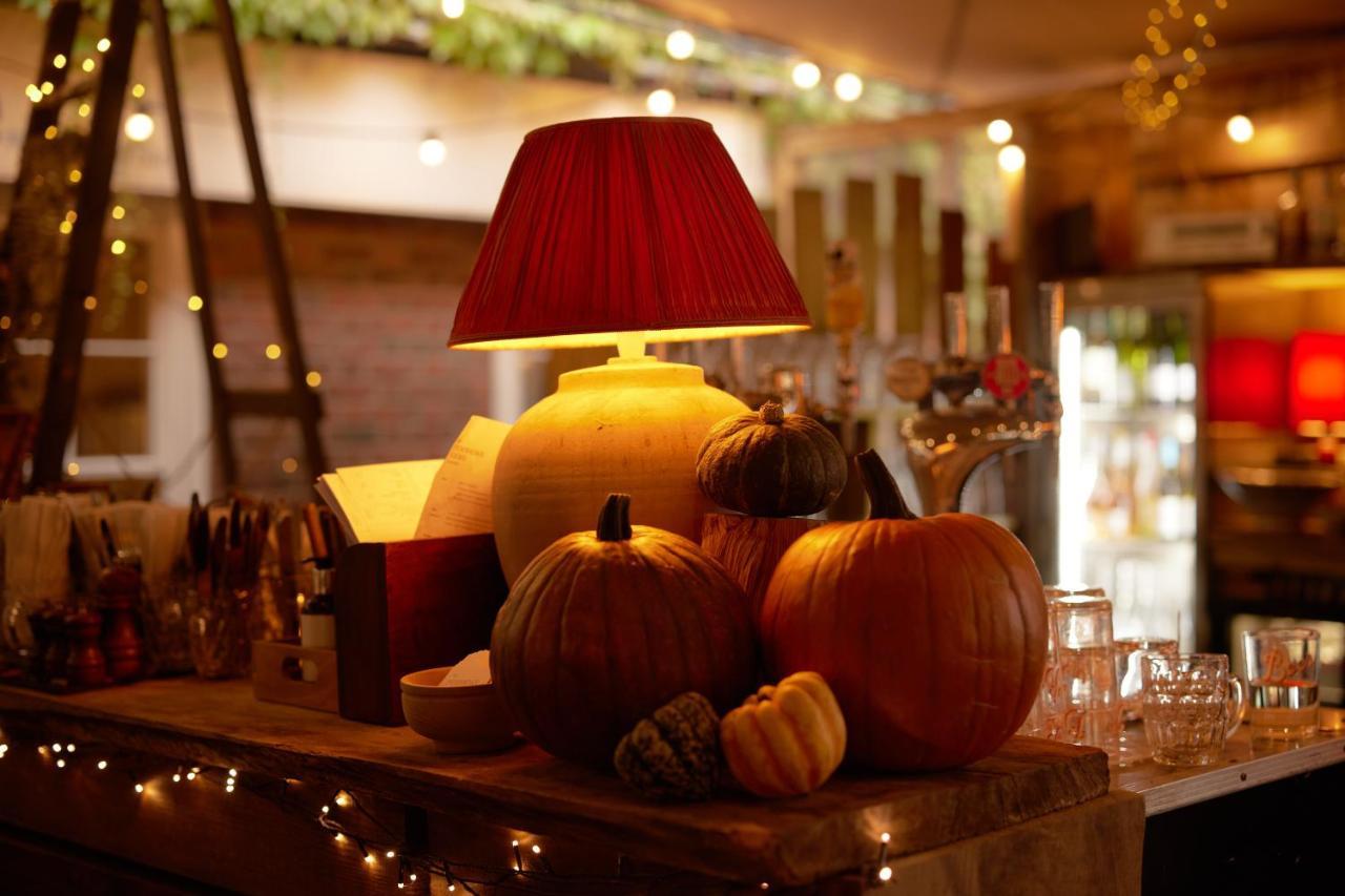 Отель The Pembroke Arms Wilton  Экстерьер фото