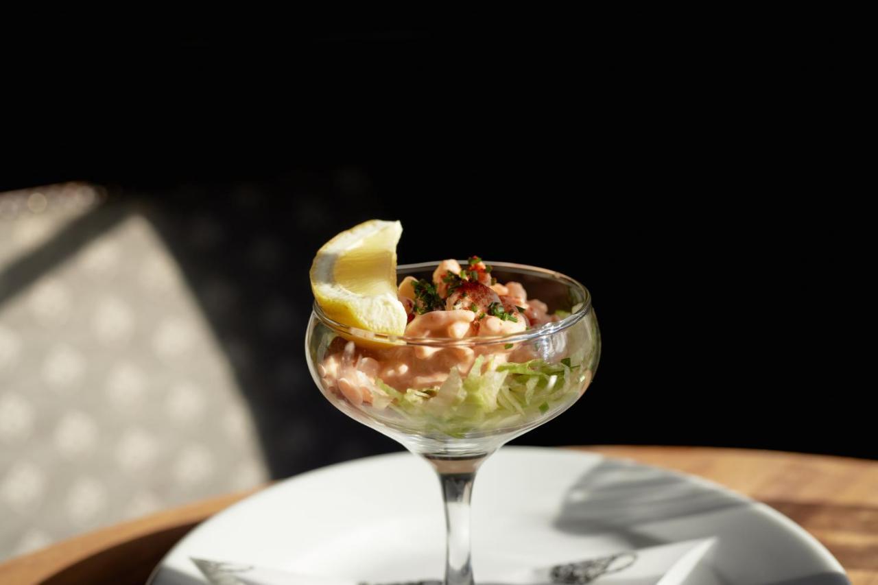 Отель The Pembroke Arms Wilton  Экстерьер фото