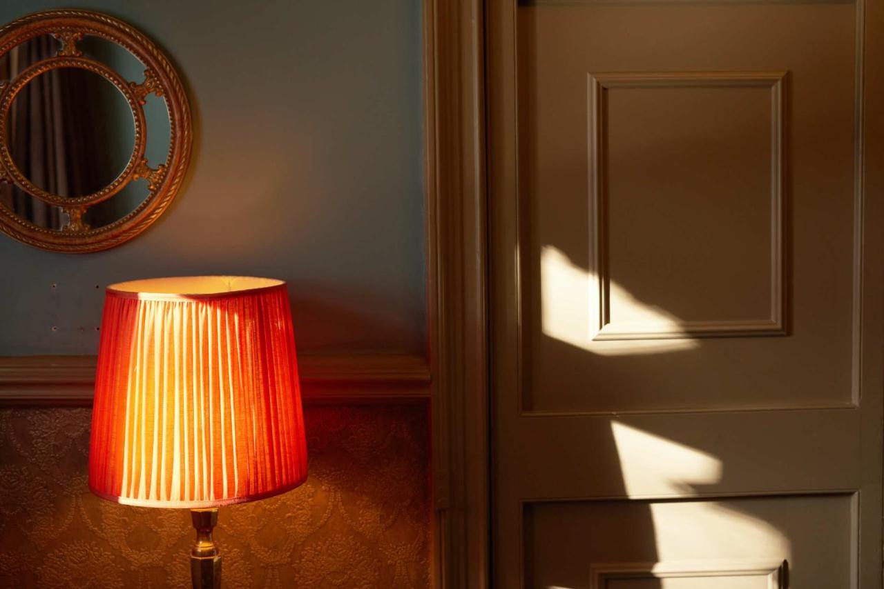 Отель The Pembroke Arms Wilton  Экстерьер фото