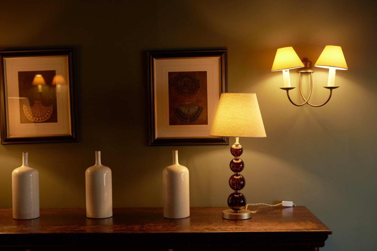 Отель The Pembroke Arms Wilton  Экстерьер фото