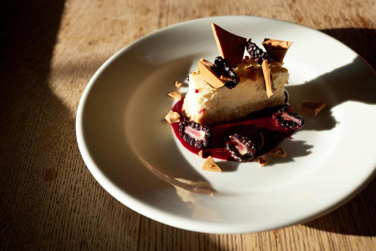 Отель The Pembroke Arms Wilton  Экстерьер фото