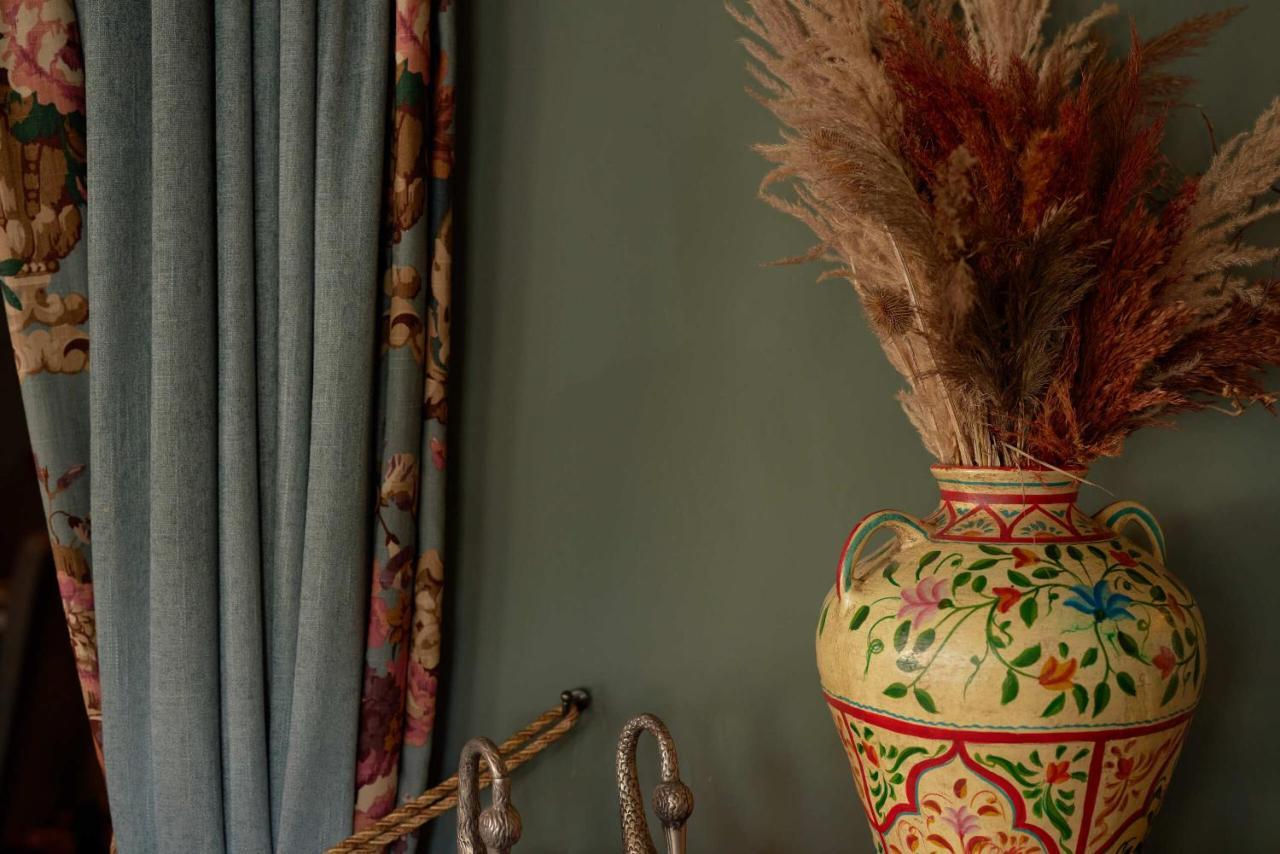 Отель The Pembroke Arms Wilton  Экстерьер фото