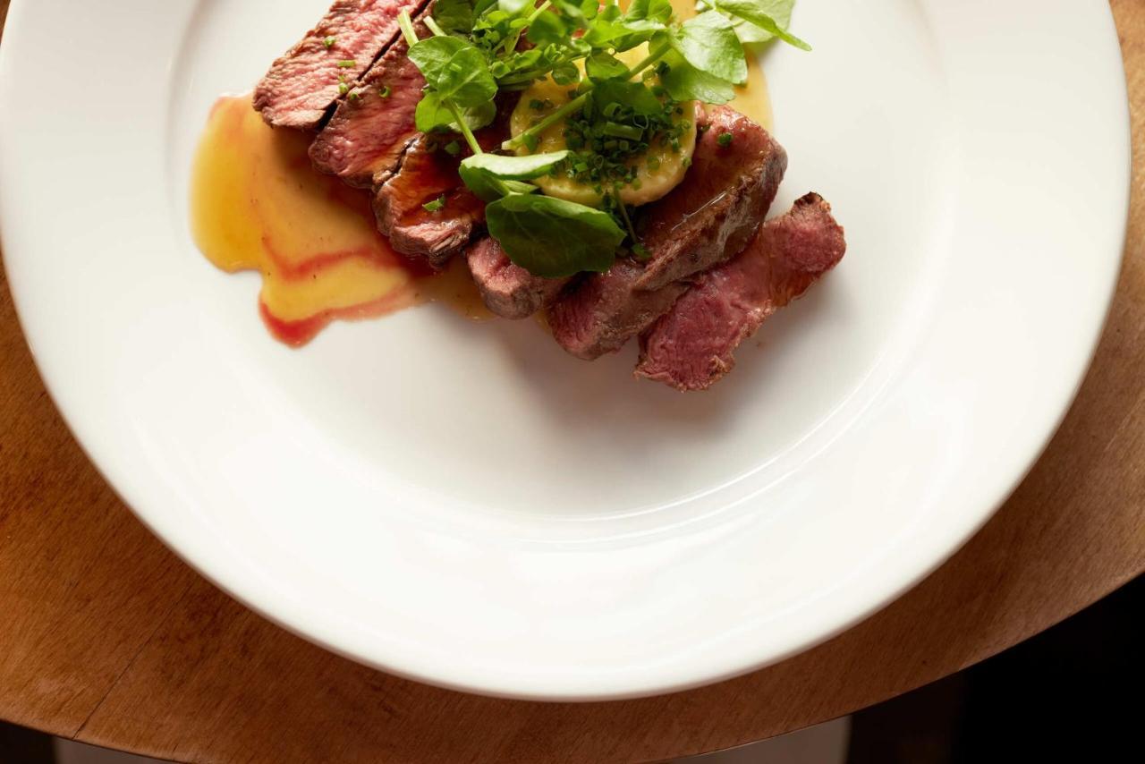 Отель The Pembroke Arms Wilton  Экстерьер фото
